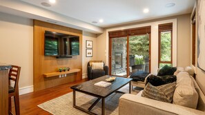 Smart TV, fireplace - Luxury 4 BR | AC | Double Garage | Private Hot Tub | Mountain Views | Managed By Aloha Whistler (Whistler)