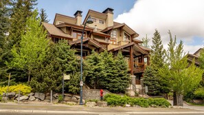Exterior - Luxury 4 BR | AC | Double Garage | Private Hot Tub | Mountain Views | Managed By Aloha Whistler (Whistler)
