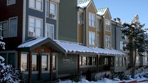 A multi-story hotel with a covered entrance and snow on the ground. - 3-Bedroom Loft in Park City across from Park City Mountain Resort (Park City)