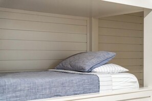 Desk, iron/ironing board, travel cot, free WiFi - Htd Pool + Backyard Games, Sleeps 12, Near Lido & Siesta (Sarasota)