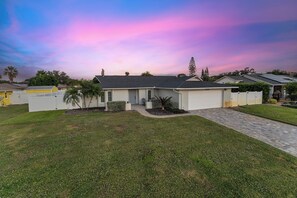 Exterior - Htd Pool + Backyard Games, Sleeps 12, Near Lido & Siesta (Sarasota)