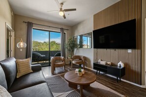 Smart TV - Scottsdale 2BR/2BA • Pool • Gym • Free Parking (Phoenix)