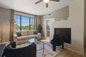 Smart TV - Modern 2BR/2BA Retreat • Pool • Gym • Free Parking (Phoenix)