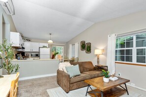 Smart TV, fireplace - Modern Comfort Near Portal Park | Pet Friendly (Colorado Springs)