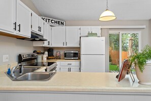 Fridge, microwave, oven, stovetop - Modern Comfort Near Portal Park | Pet Friendly (Colorado Springs)