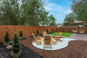 Outdoor dining - Modern Comfort Near Portal Park | Pet Friendly (Colorado Springs)