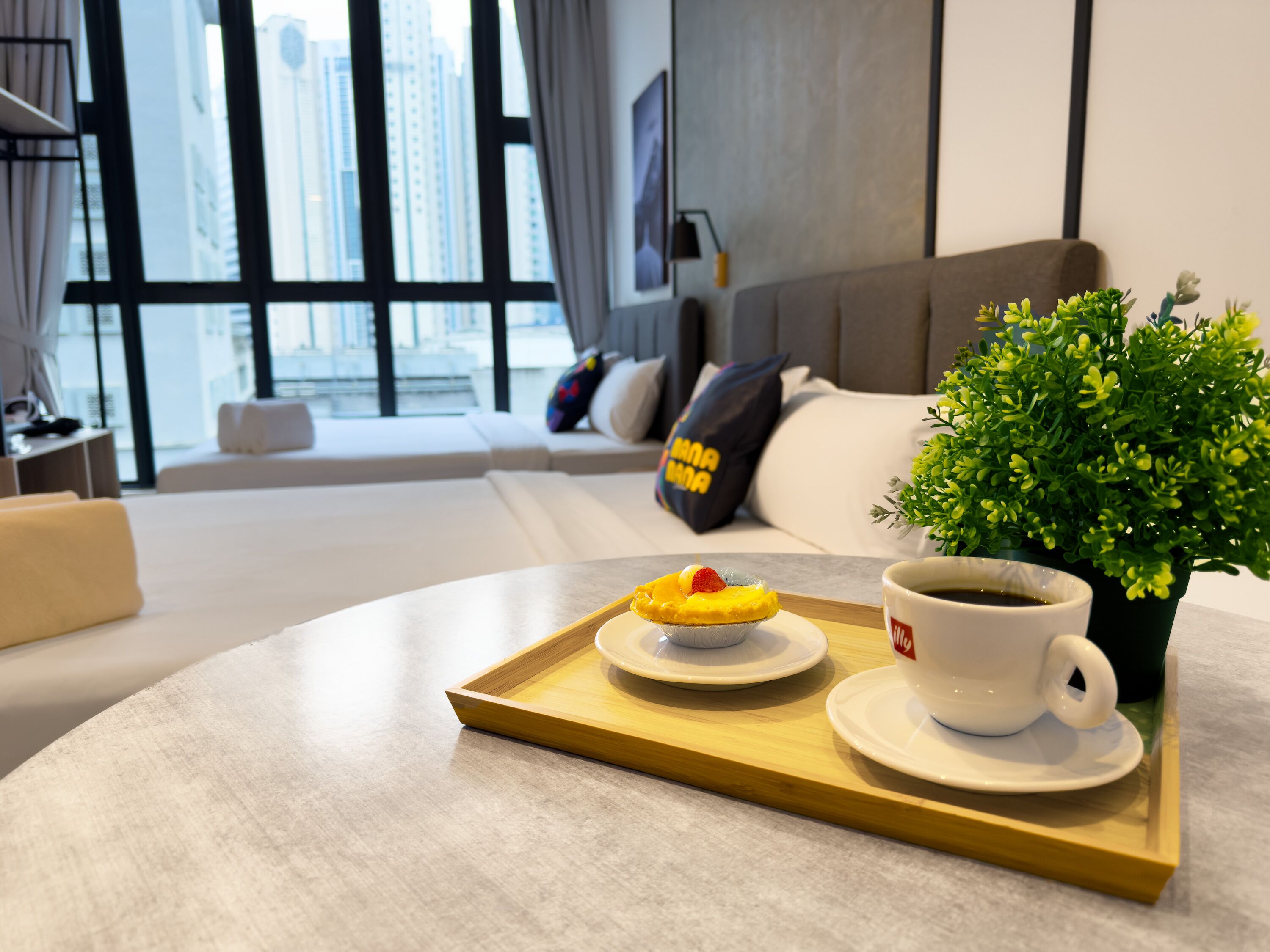 Suite familiar, vistas a la ciudad | Tabla de planchar con plancha, wifi gratis, ropa de cama