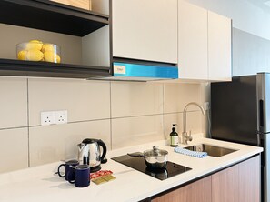 ثلاجة، ميكروويف، مستلزمات طهي/أطباق/أوعية، مائدة طعام