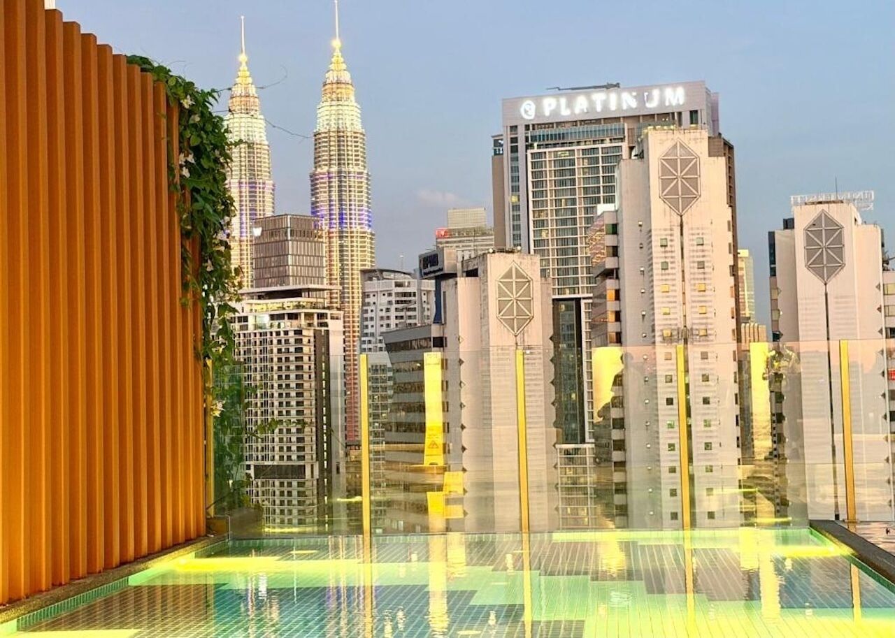 Un edificio moderno con un letrero llamativo que dice "PLATINUM".