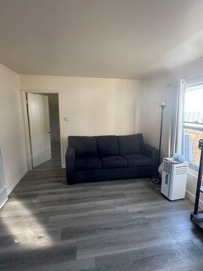 TV - Cozy 1-bedroom house in cool Long Beach with AC (Long Beach)