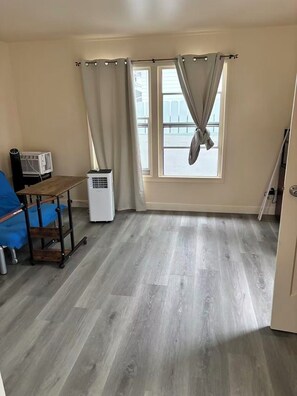 Interior - Cozy 1-bedroom house in cool Long Beach with AC (Long Beach)