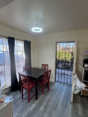 Dining - Cozy 1-bedroom house in cool Long Beach with AC (Long Beach)