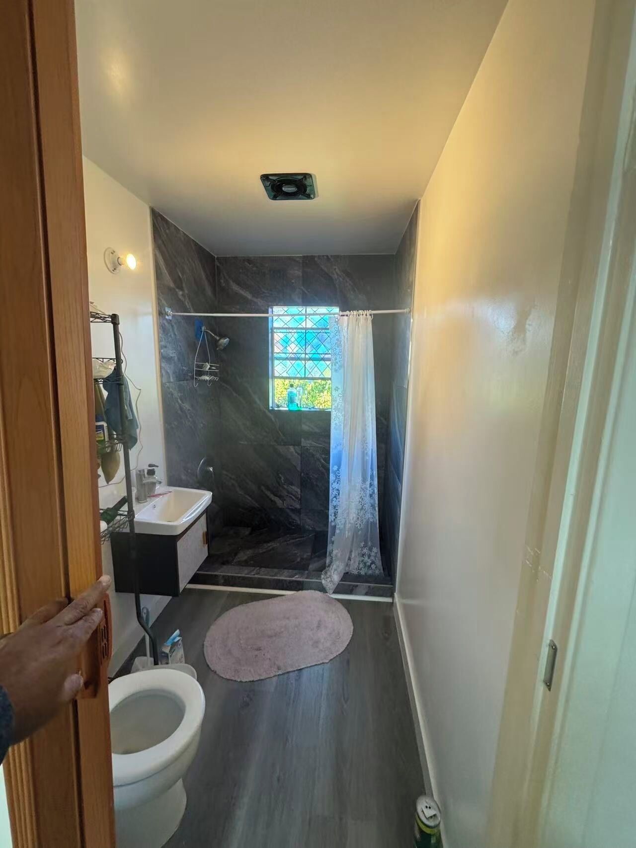 Een douche, een haardroger, handdoeken, toiletpapier