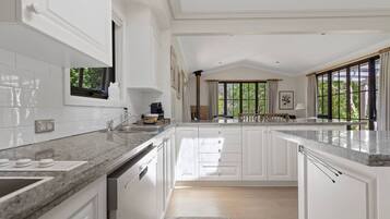 Kylskåp, mikrovågsugn, ugn och spishäll