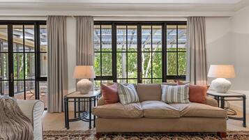 Tv, eldstad och en stereo