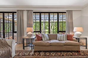 تلفزيون، مدفأة، ستيريو