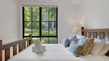 13 Schlafzimmer, Schreibtisch, Bügeleisen/Bügelbrett, Reisekinderbett