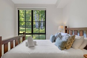 13 slaapkamers, een bureau, een strijkplank/strijkijzer, reisbedje