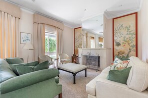 TV, fireplace, stereo - Arroya Farm - 100 Hectare Private Valley & Estate (Ravensdale)