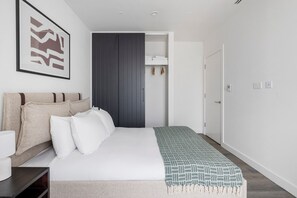 Iron/ironing board, WiFi, bed sheets - Blueground | Stratford, pool, nr Queen Elizabeth Olympic Park (London)