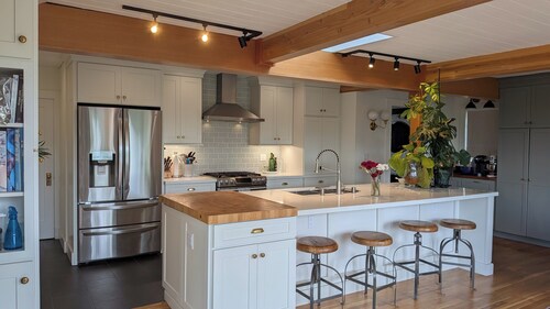 Charming garden retreat with mountain & bay views. Walkable to Fairhaven.