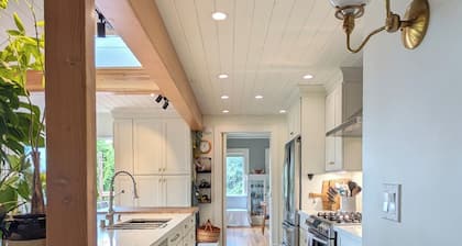 Charming garden retreat with mountain & bay views. Walkable to Fairhaven.