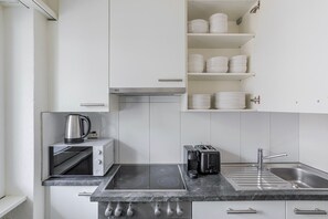 Fridge, microwave, oven, stovetop - Blueground | Clara, balcony, nr Basel Minster (Basel)