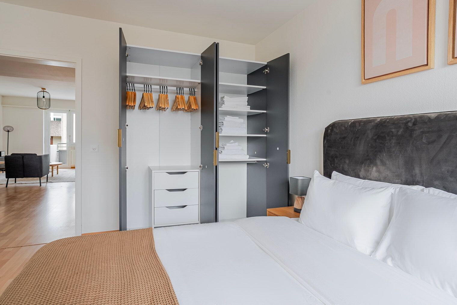 Tabla de planchar con plancha, wifi y ropa de cama 