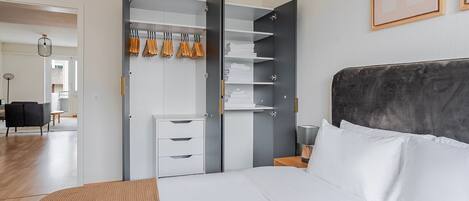 Iron/ironing board, WiFi, bed sheets