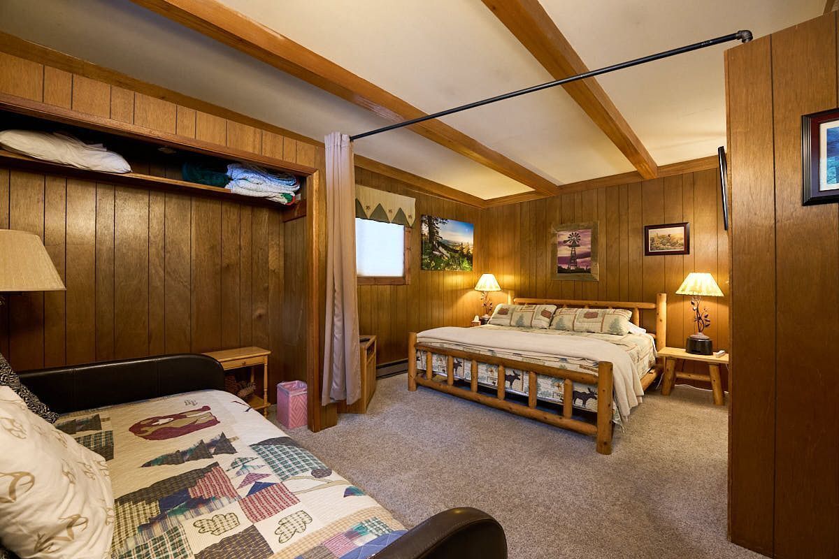 4 bedrooms, desk, iron/ironing board, WiFi