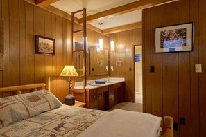 4 bedrooms, desk, iron/ironing board, WiFi