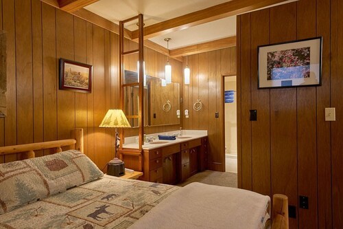 Wallowa Lake Inn, a Historic Retreat