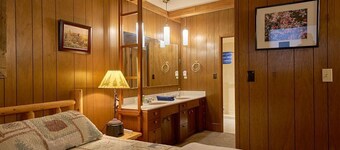 Wallowa Lake Inn, a Historic Retreat