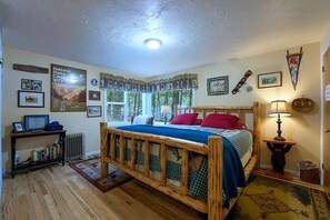 4 bedrooms, desk, iron/ironing board, WiFi