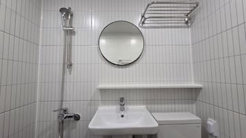 Quarto casal standard, ar-condicionado, vista para a cidade | Banheiro