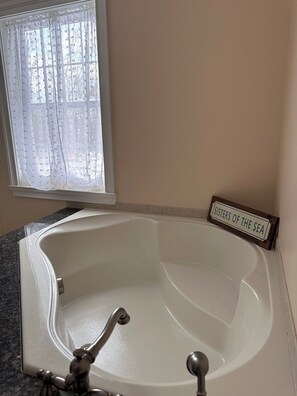 مجففات شعر، مناشف، صابون، ورق حمّام