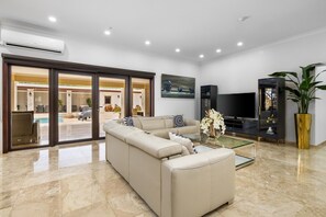 Smart TV - Stunning Luxury Pool OasisRooftop W/ Ocean Views (Noord)