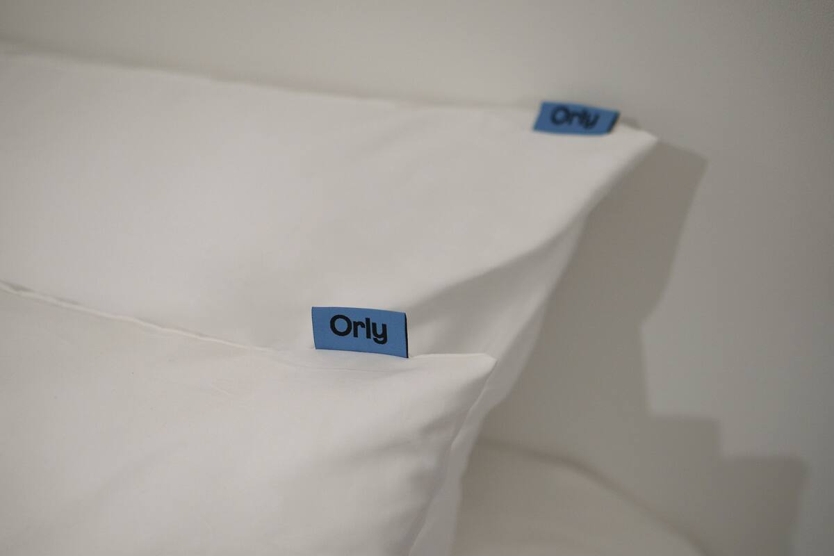 Habitación doble Confort, vista a la ciudad | Espacio para trabajar con laptop y insonorización