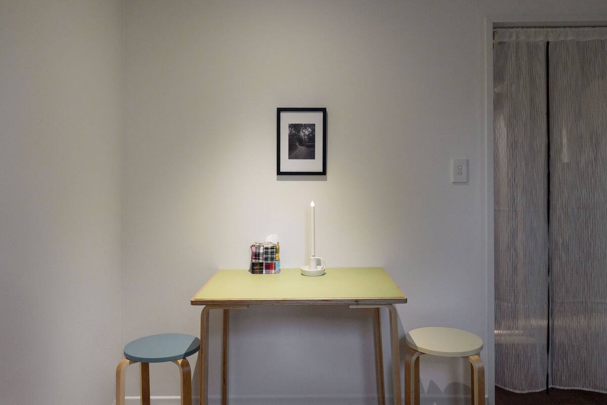 Habitación doble Deluxe, vista a la ciudad | Espacio para trabajar con laptop y insonorización