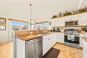 Fridge, microwave, oven, stovetop - Carolina Comfort: New Rental, Private Pool, Community Amenities (Corolla)