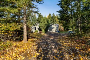 Property grounds - Slope View - Parkdale Perfection, Views For Miles, Gorgeous! (Mount Hood Parkdale)