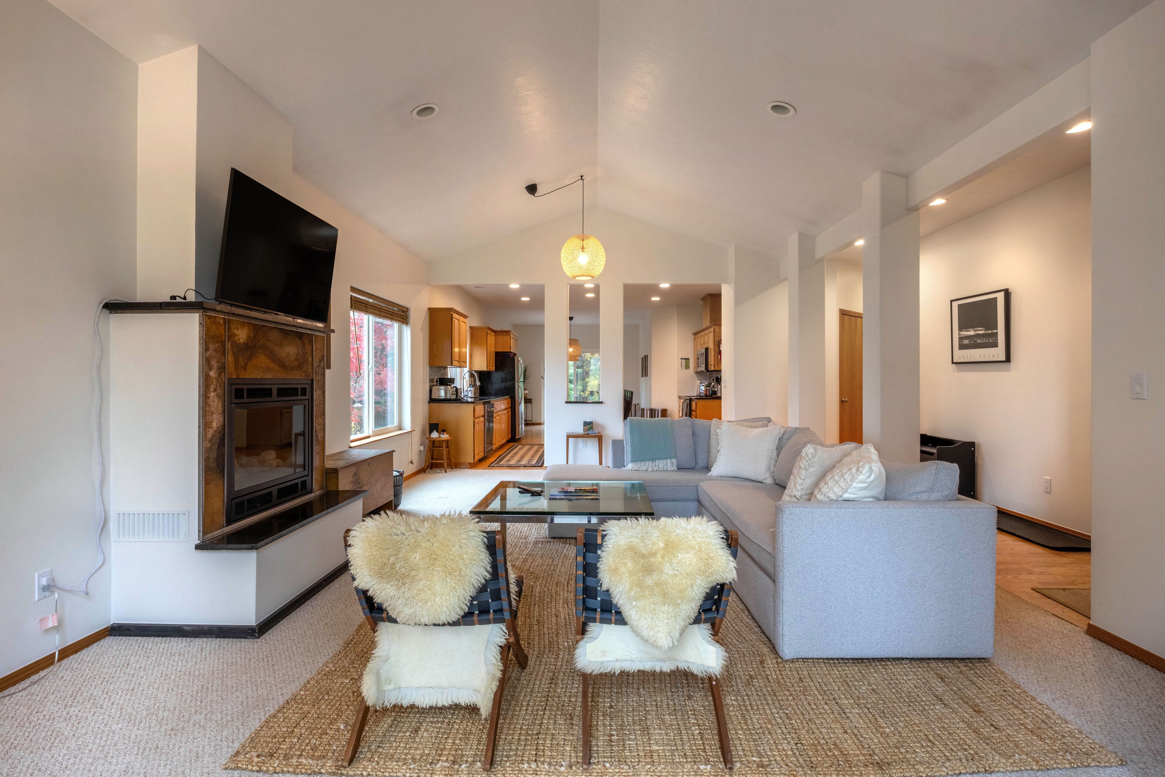 Een smart-tv en een open haard