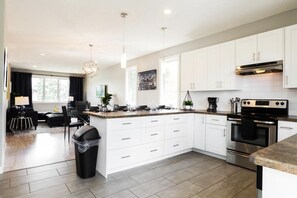Fridge, microwave, oven, stovetop - Bright 6 BD Executive Home - 2 Kitchens - Garage - NFLX (Edmonton)