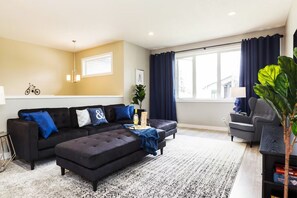 Smart TV - Bright 6 BD Executive Home - 2 Kitchens - Garage - NFLX (Edmonton)