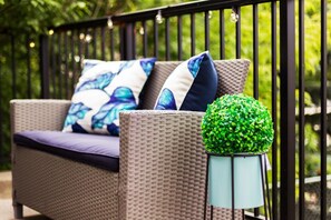 Property grounds - Bright 6 BD Executive Home - 2 Kitchens - Garage - NFLX (Edmonton)