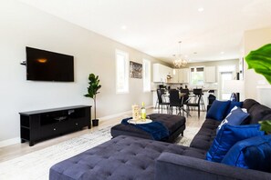 Smart TV - Bright 6 BD Executive Home - 2 Kitchens - Garage - NFLX (Edmonton)