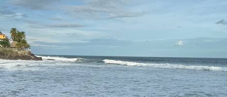Ligstoelen aan het strand, strandlakens