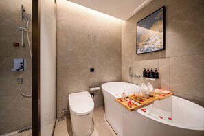 Suite Confort | Baño | Secador de pelo, zapatillas, toallas y champú