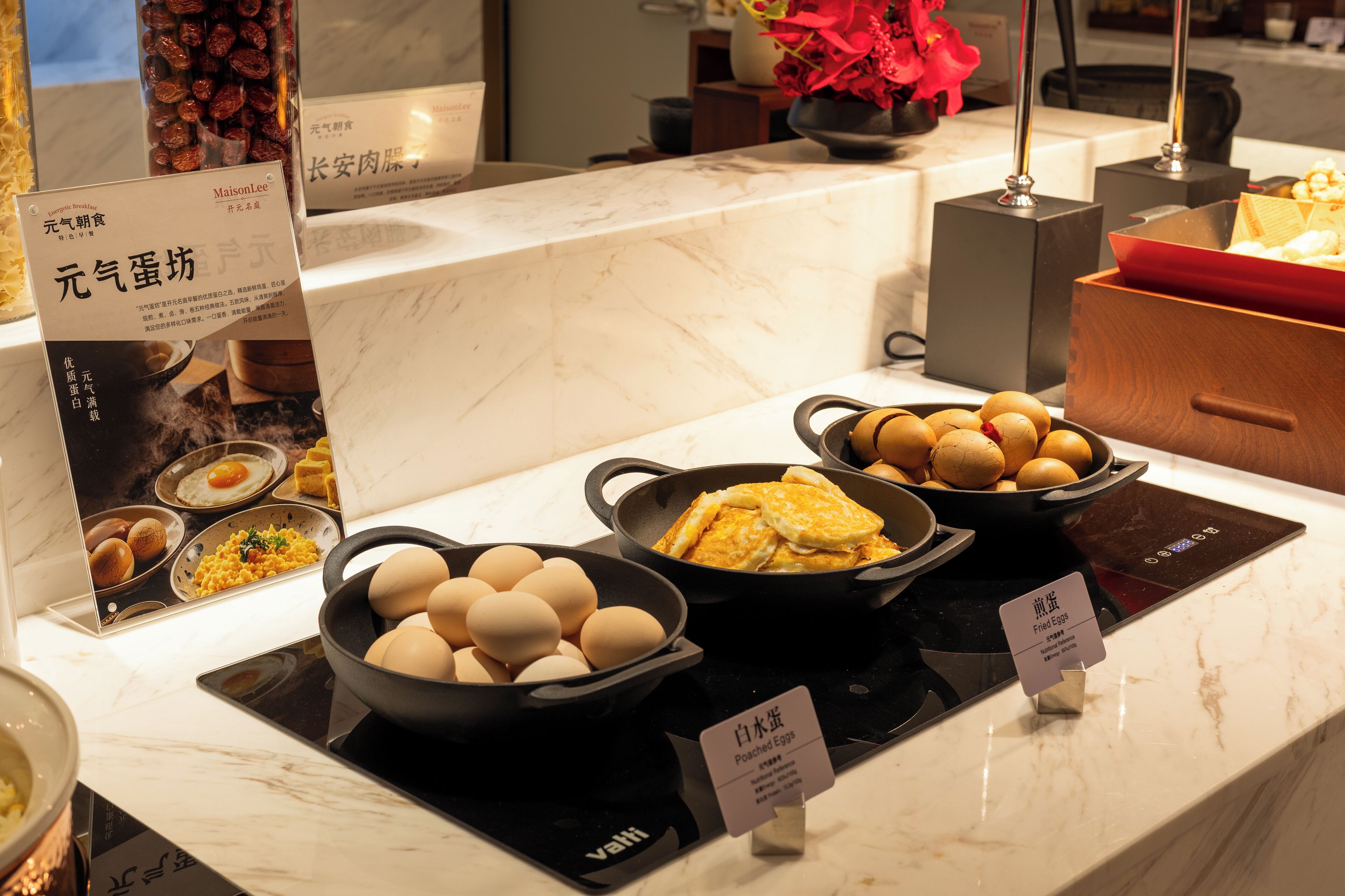 Frokost med lokale retter er inkludert hver dag