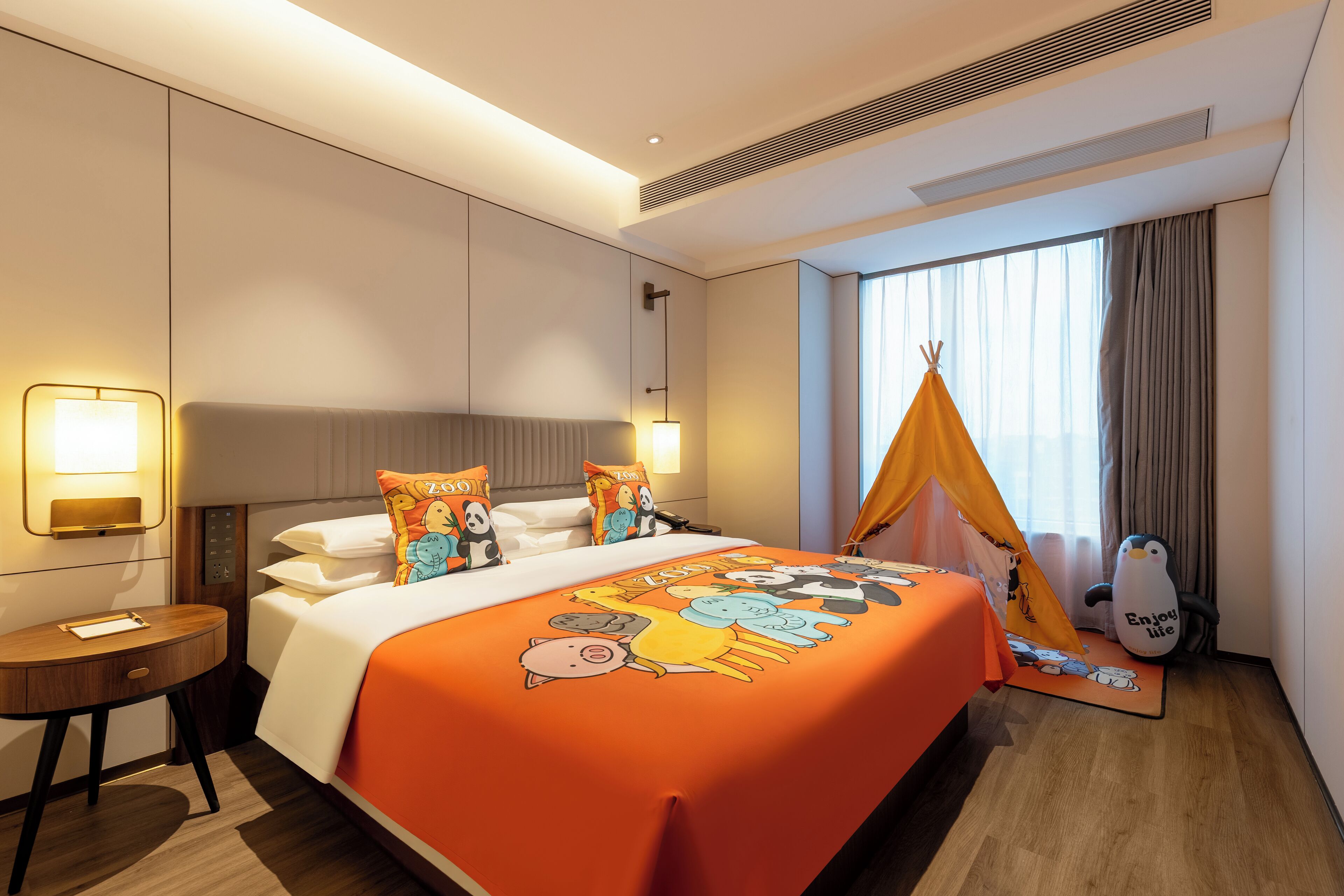 Familjerum | Arbetsyta för laptop, mörkläggningsgardiner och ljudisolering